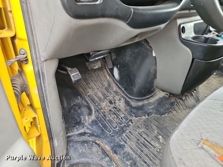 image for item DP2513 2001 GMC Savana G3500  box truck