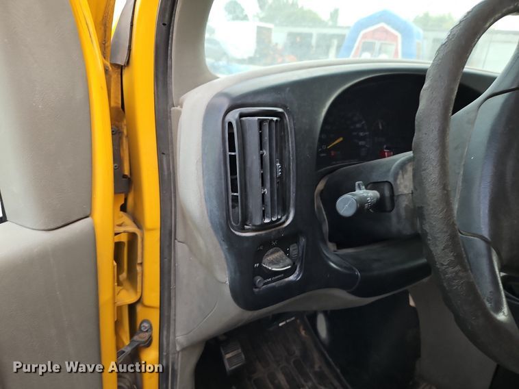 image for item DP2513 2001 GMC Savana G3500  box truck