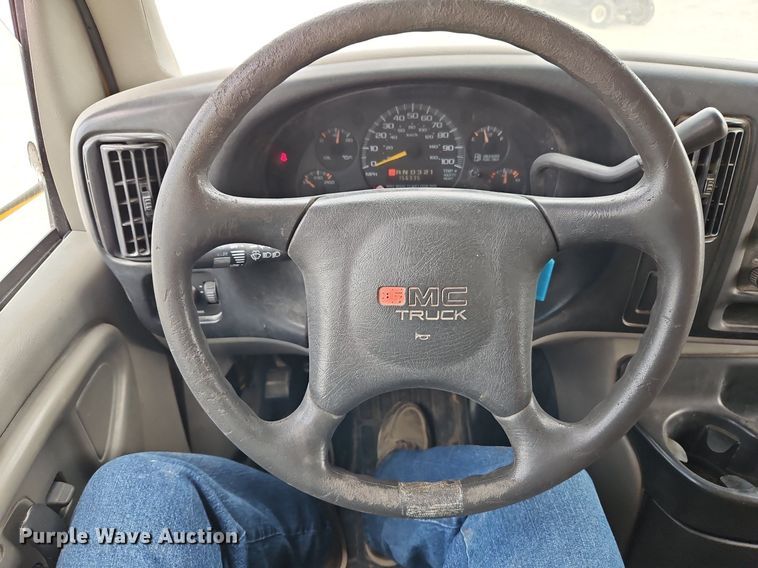 image for item DP2513 2001 GMC Savana G3500  box truck