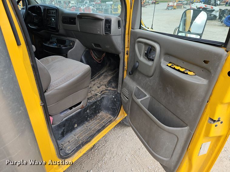 image for item DP2513 2001 GMC Savana G3500  box truck