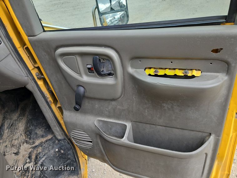 image for item DP2513 2001 GMC Savana G3500  box truck