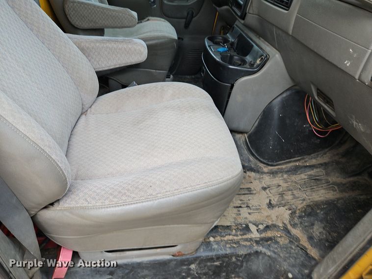 image for item DP2513 2001 GMC Savana G3500  box truck