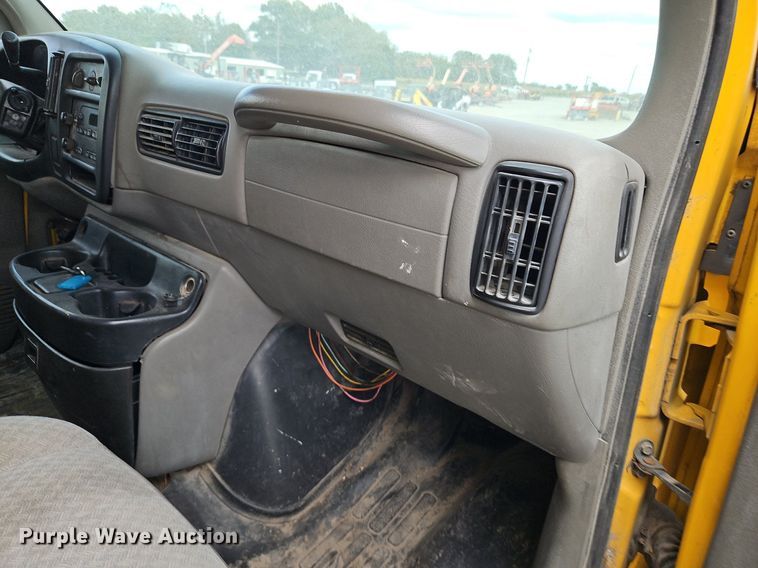 image for item DP2513 2001 GMC Savana G3500  box truck