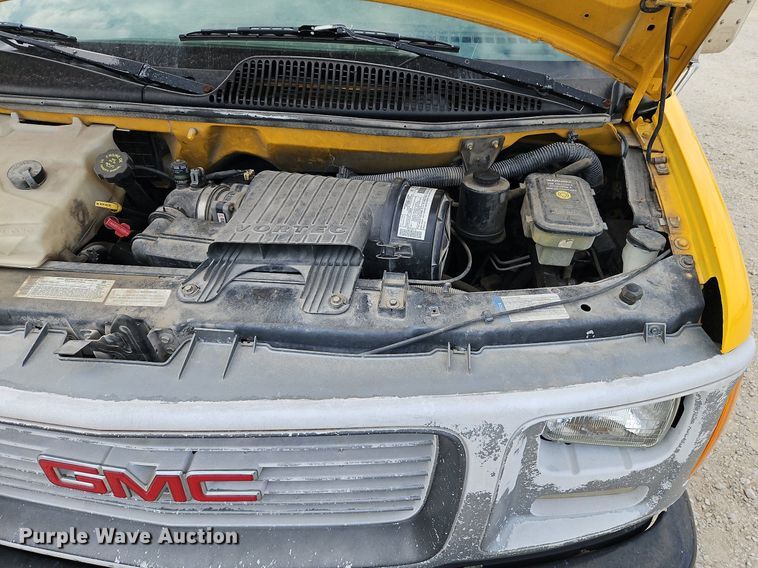 image for item DP2513 2001 GMC Savana G3500  box truck