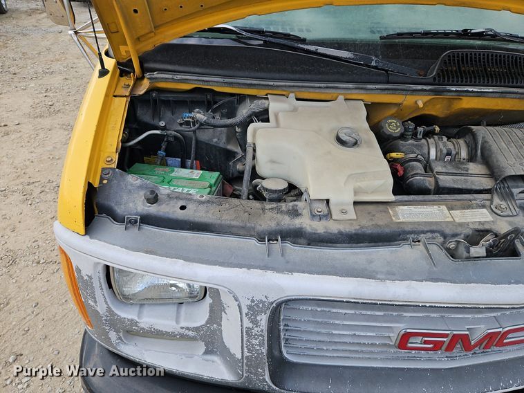 image for item DP2513 2001 GMC Savana G3500  box truck