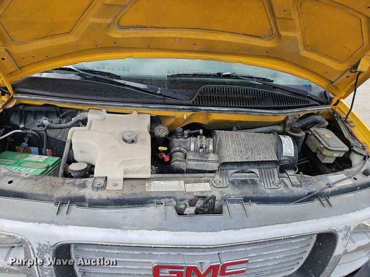 image for item DP2513 2001 GMC Savana G3500  box truck