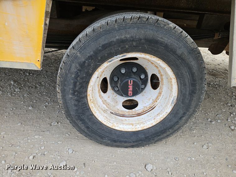 image for item DP2513 2001 GMC Savana G3500  box truck