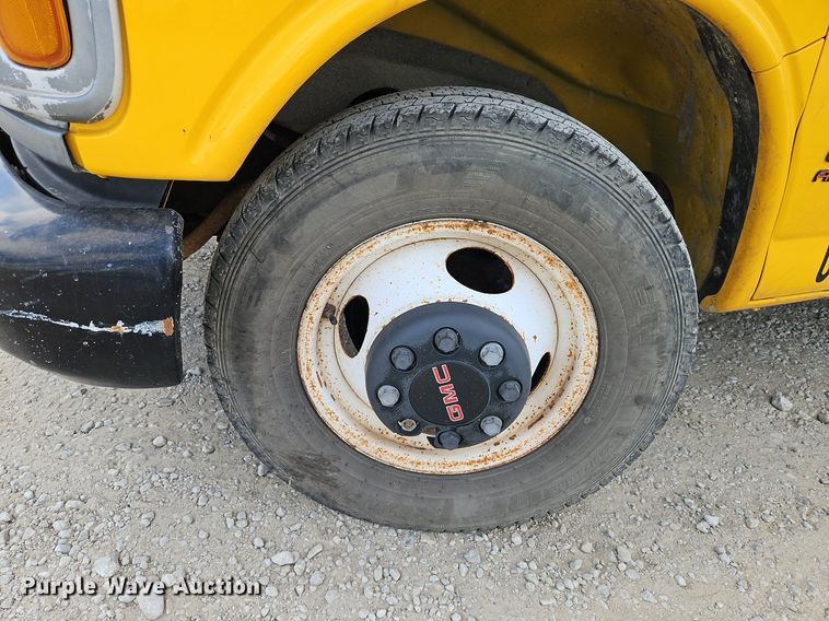 image for item DP2513 2001 GMC Savana G3500  box truck