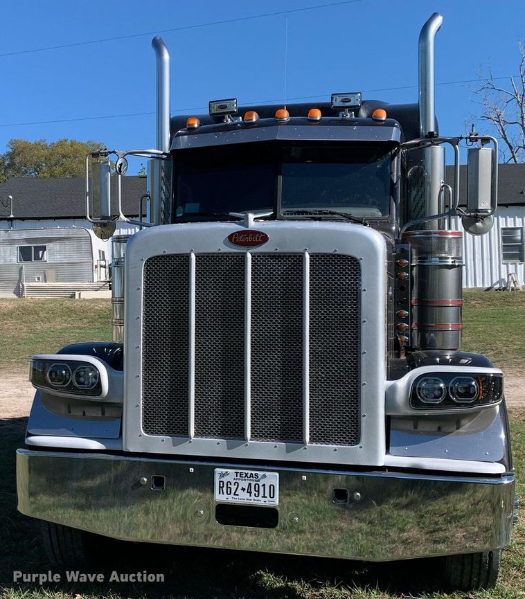 image for item DP8697 2013 Peterbilt 388  semi truck
