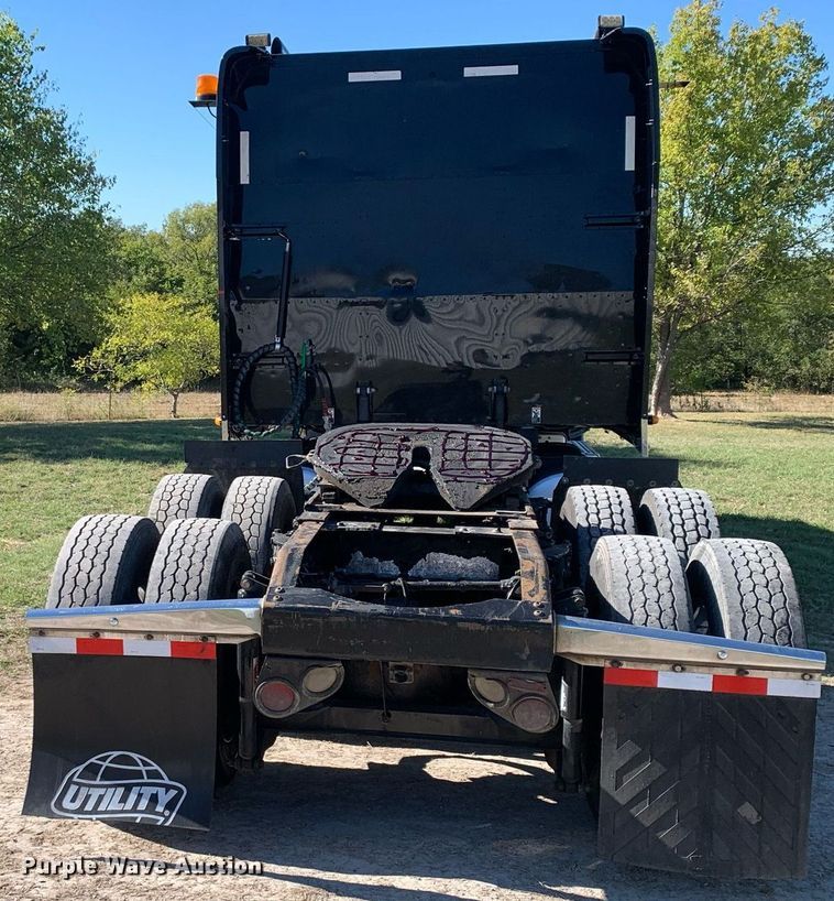 image for item DP8697 2013 Peterbilt 388  semi truck