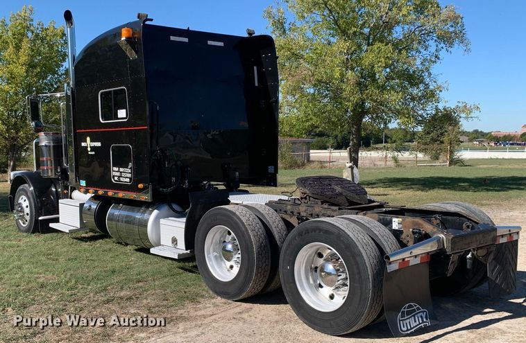 image for item DP8697 2013 Peterbilt 388  semi truck