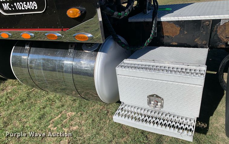 image for item DP8697 2013 Peterbilt 388  semi truck