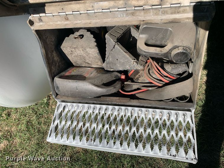 image for item DP8697 2013 Peterbilt 388  semi truck