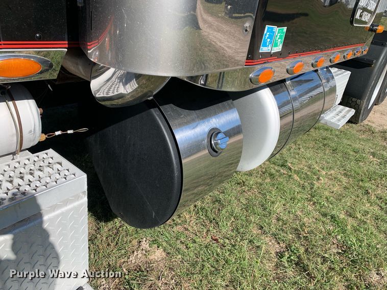 image for item DP8697 2013 Peterbilt 388  semi truck