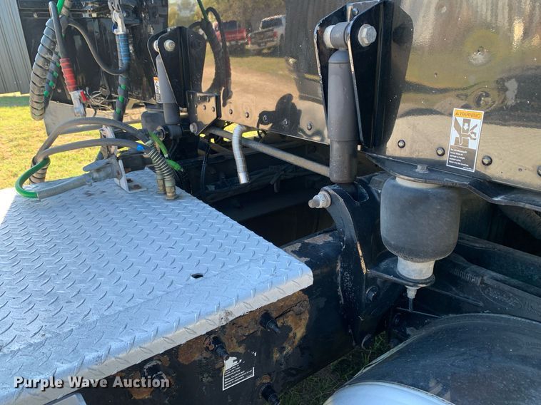 image for item DP8697 2013 Peterbilt 388  semi truck