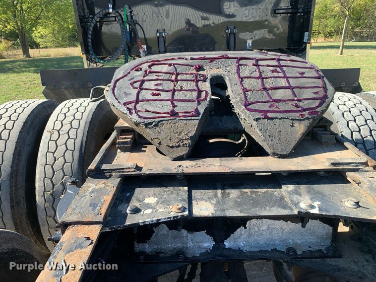 image for item DP8697 2013 Peterbilt 388  semi truck