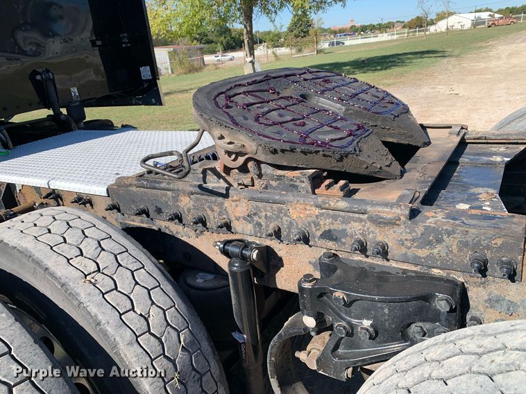 image for item DP8697 2013 Peterbilt 388  semi truck