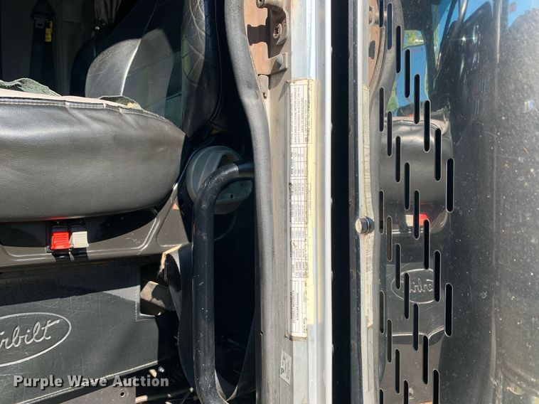 image for item DP8697 2013 Peterbilt 388  semi truck