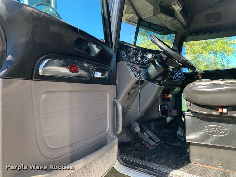 image for item DP8697 2013 Peterbilt 388  semi truck