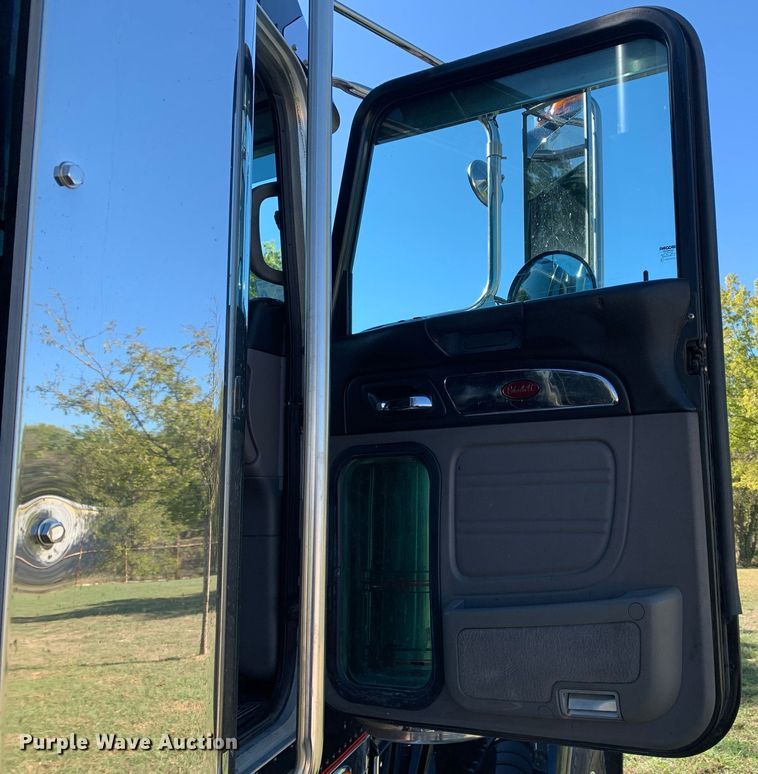 image for item DP8697 2013 Peterbilt 388  semi truck