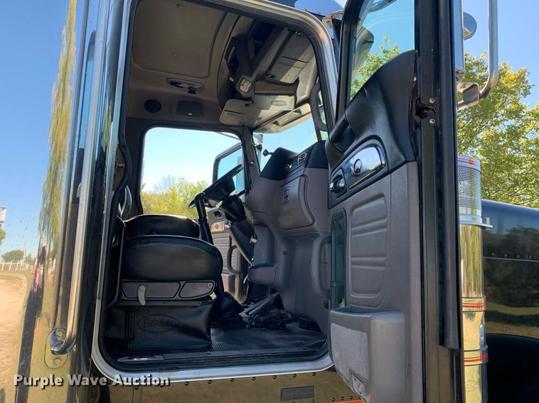 image for item DP8697 2013 Peterbilt 388  semi truck