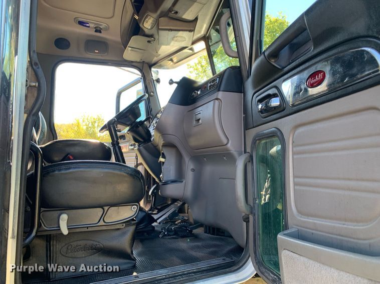 image for item DP8697 2013 Peterbilt 388  semi truck