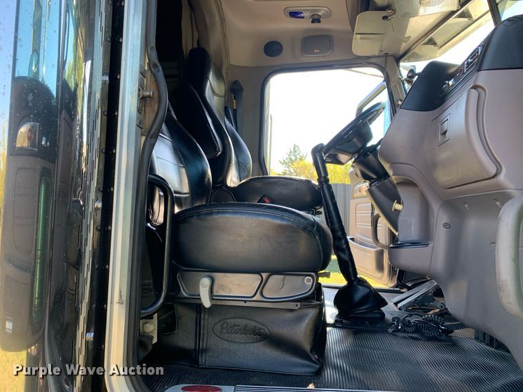 image for item DP8697 2013 Peterbilt 388  semi truck