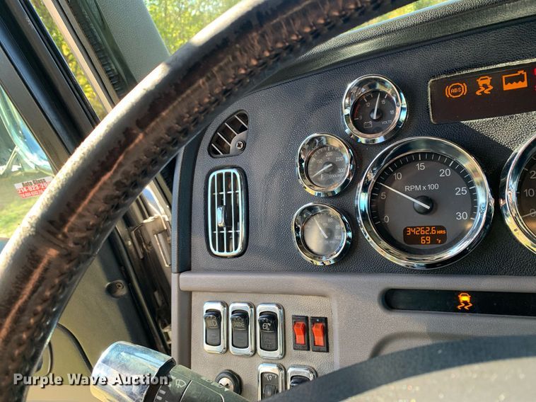 image for item DP8697 2013 Peterbilt 388  semi truck