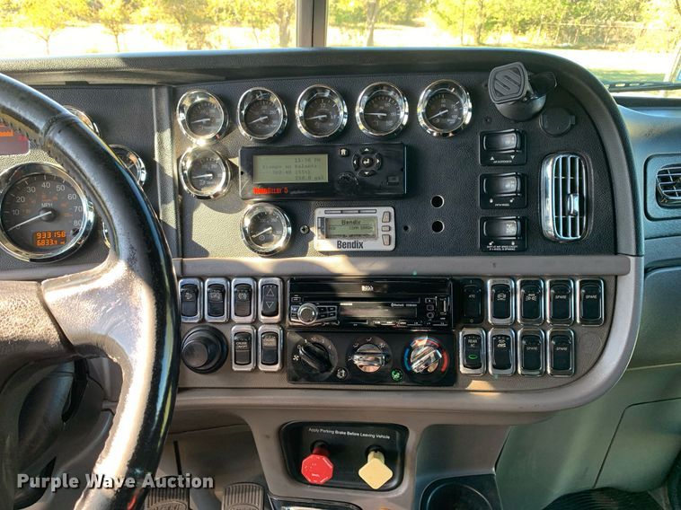 image for item DP8697 2013 Peterbilt 388  semi truck