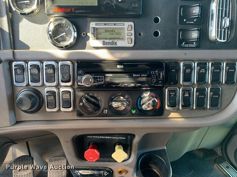 image for item DP8697 2013 Peterbilt 388  semi truck