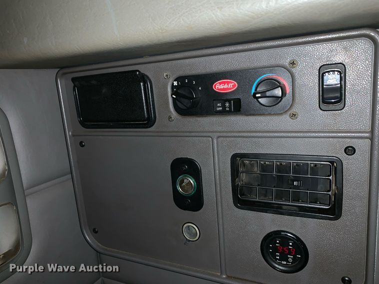 image for item DP8697 2013 Peterbilt 388  semi truck