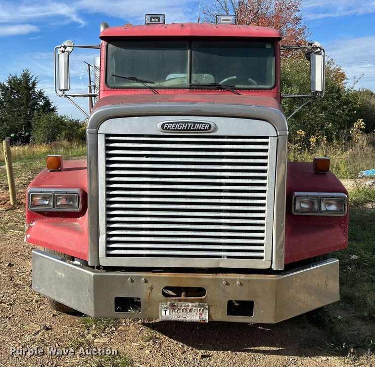 image for item DQ0997 2001 Freightliner FDL120  semi truck