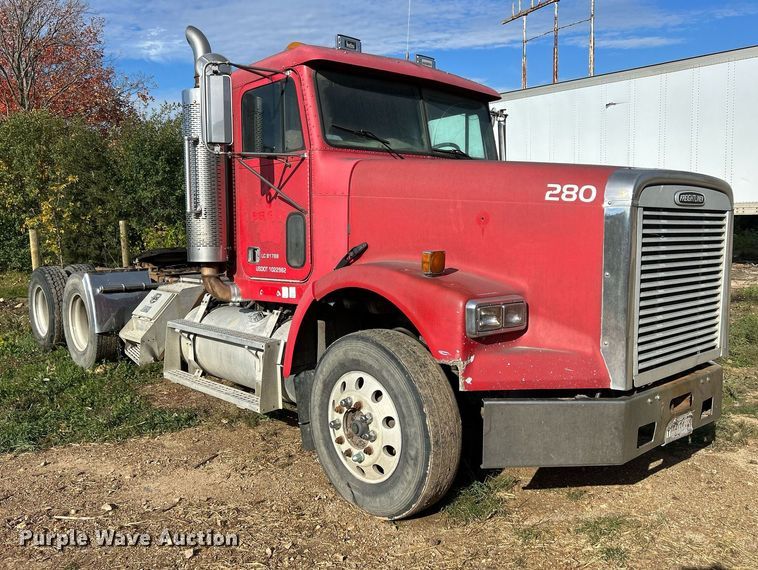 image for item DQ0997 2001 Freightliner FDL120  semi truck