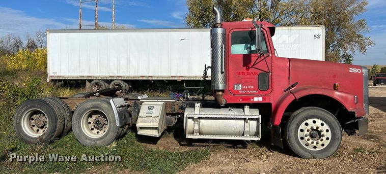 image for item DQ0997 2001 Freightliner FDL120  semi truck