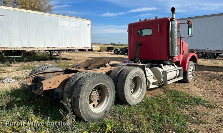 image for item DQ0997 2001 Freightliner FDL120  semi truck