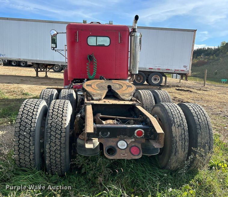 image for item DQ0997 2001 Freightliner FDL120  semi truck