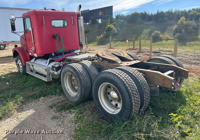 image for item DQ0997 2001 Freightliner FDL120  semi truck