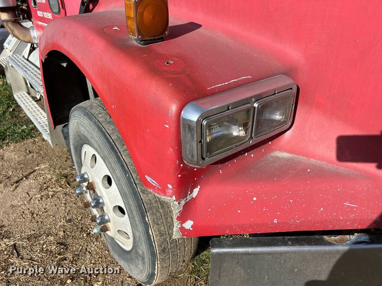 image for item DQ0997 2001 Freightliner FDL120  semi truck