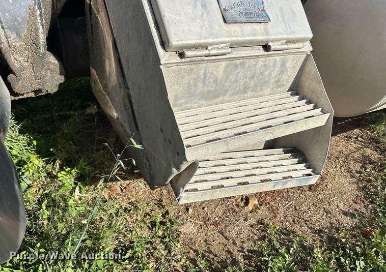 image for item DQ0997 2001 Freightliner FDL120  semi truck