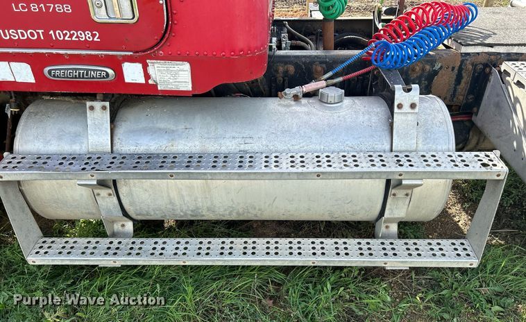 image for item DQ0997 2001 Freightliner FDL120  semi truck