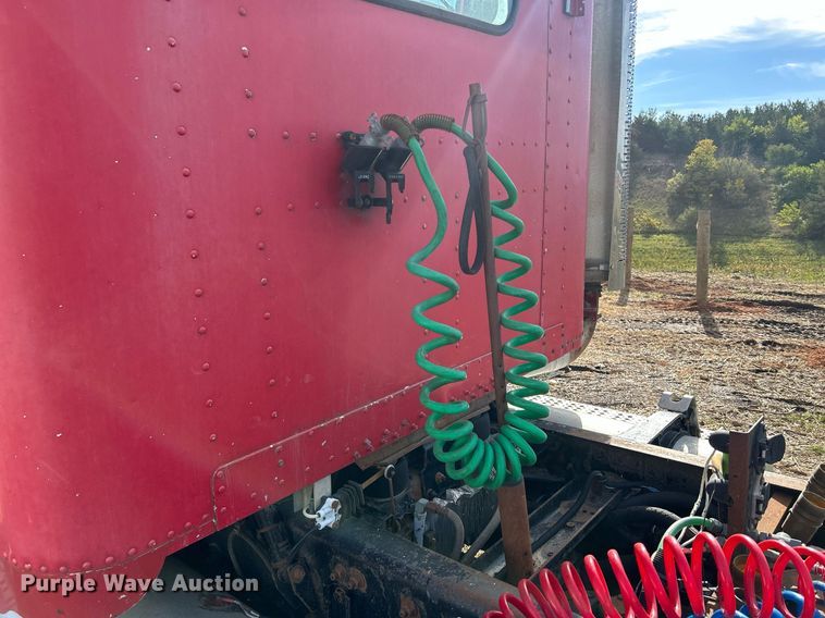 image for item DQ0997 2001 Freightliner FDL120  semi truck