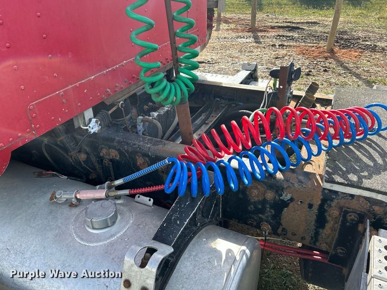 image for item DQ0997 2001 Freightliner FDL120  semi truck