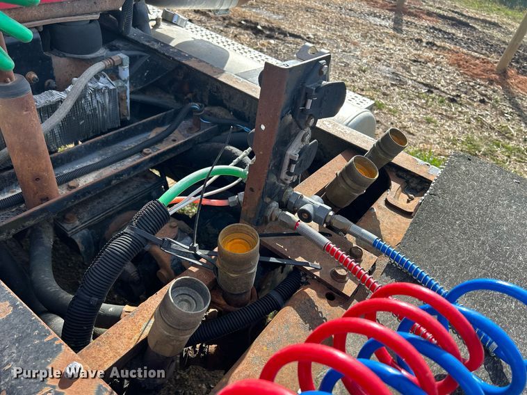 image for item DQ0997 2001 Freightliner FDL120  semi truck