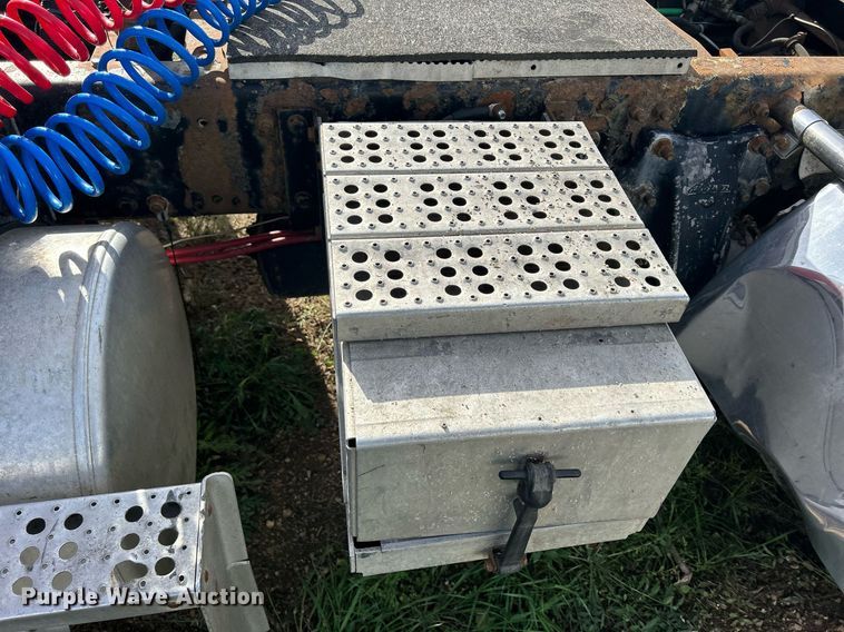 image for item DQ0997 2001 Freightliner FDL120  semi truck