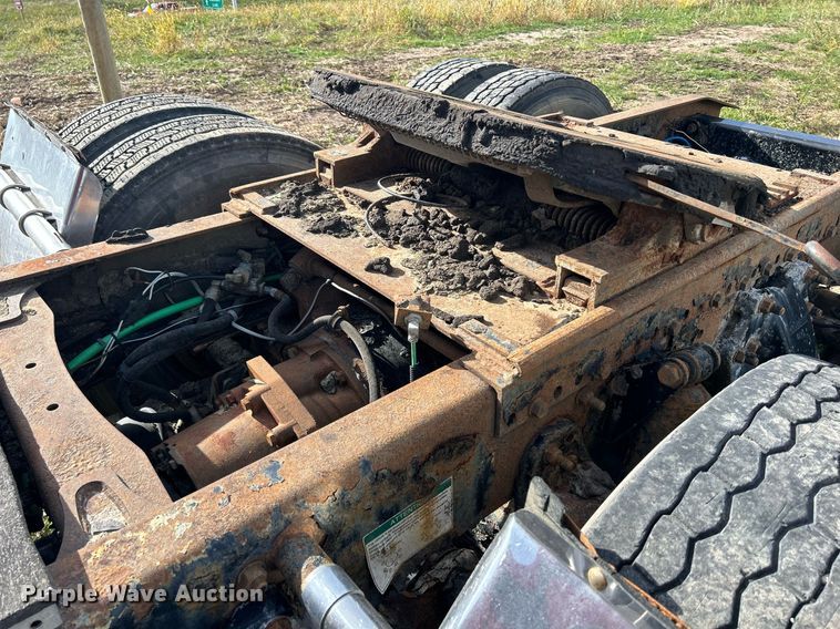 image for item DQ0997 2001 Freightliner FDL120  semi truck