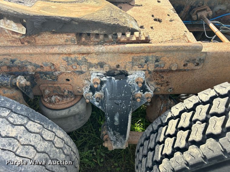 image for item DQ0997 2001 Freightliner FDL120  semi truck