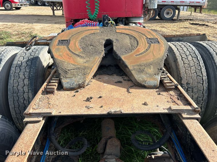 image for item DQ0997 2001 Freightliner FDL120  semi truck