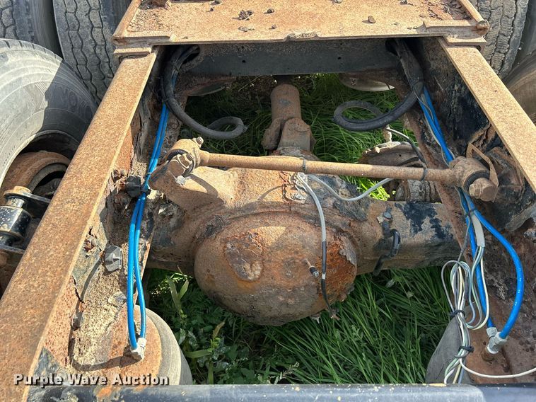 image for item DQ0997 2001 Freightliner FDL120  semi truck