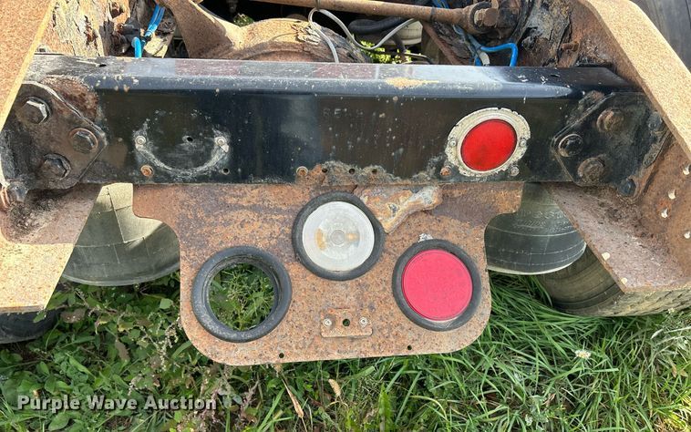 image for item DQ0997 2001 Freightliner FDL120  semi truck