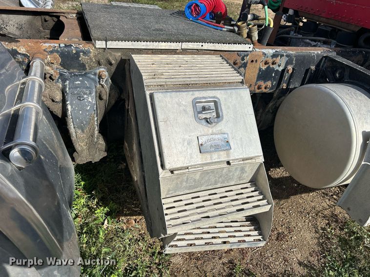 image for item DQ0997 2001 Freightliner FDL120  semi truck